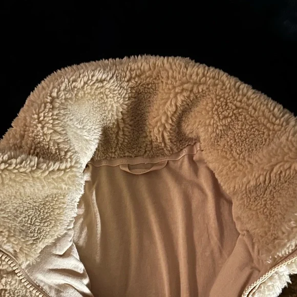 Alo Yoga Sherpa Snow Angel Puffer - Picture 3 of 6